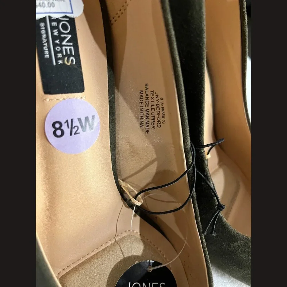 Jones New York green suede‎ heels with silver detal on the back size 8.5